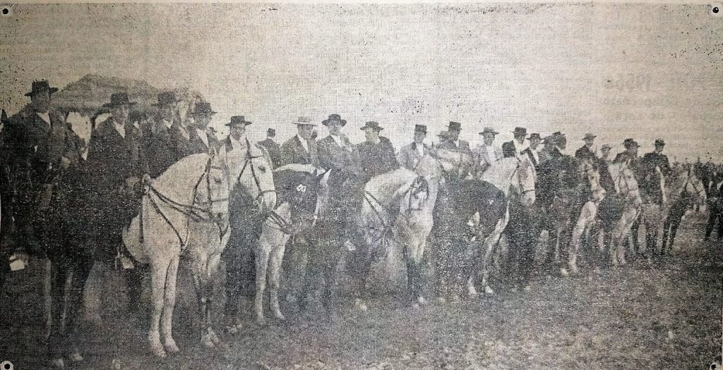 Na Lezíria de Vila Franca - Cavaleiros do Ribatejo e Alentejo formam em guarda de honra à chegada da Rainha