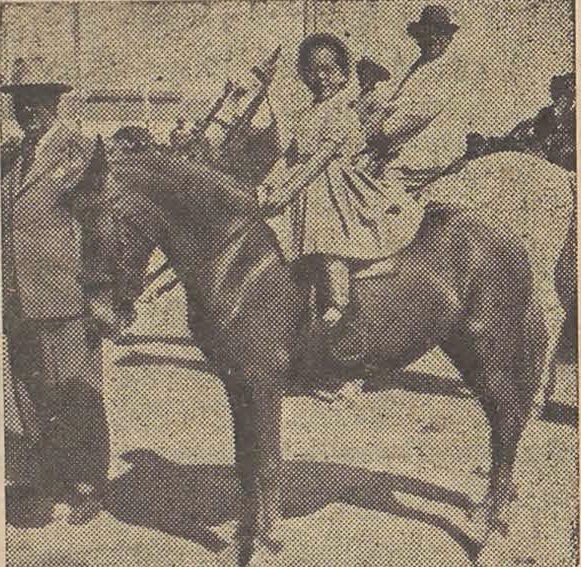 Com quatro anos apenas, a menina Isabel Maria Falcão, era a mais pequena cavaleira da feira. Aqui a vemos entre o seu mestre de equitação sr. Capitão Reis Cardoso e o sr. Francisco Fragoso, membro do Júri (Foto: Joaquim Mata)