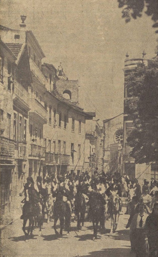 Esta castiça cavalgada de campinos pelas ruas de Santarém, no domingo passado, fala-nos da Feira do Ribatejo e também da cidade monumental, deixando-nos entrever a característica Torre das Cabaças e S. João de Alporão, com a sua rosácea (Foto: Joaquim Mata).