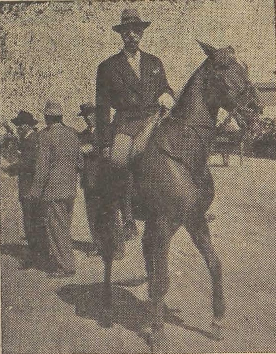 O nosso crítico tauromáquico, sr. Carlos Machado era o mais antigo e dos melhor aprumados cavaleiros da Feira. Ao fundo, o Júri, composto pelos srs. dr. José Raposo D. António Siqueira (S. Martinho), José Serrão de Fatia e Francisco Fragoso. (Foto Joaquim Mata)